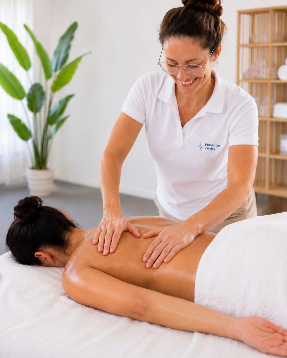 Therapeutische Massage an verspannter Muskulatur – Praxis für Bassersdorf